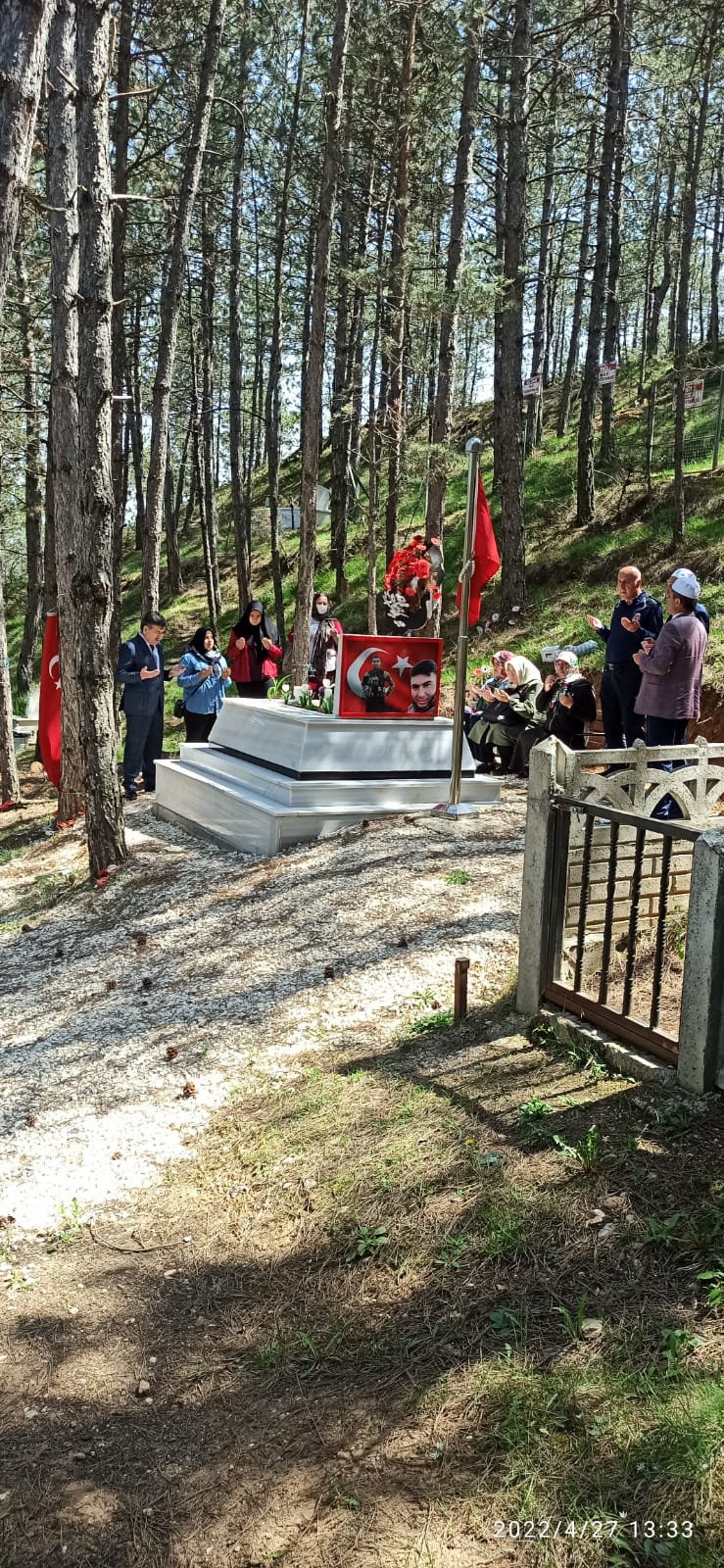 Belediye ekipleri şehitliklerde kabir bakımlarını yaptı