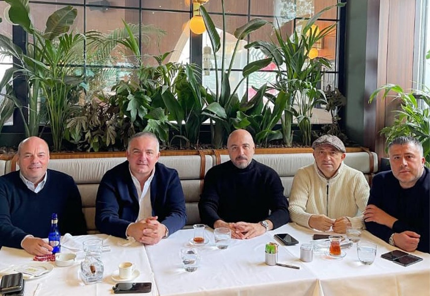 BEŞİ BİR YERDE...