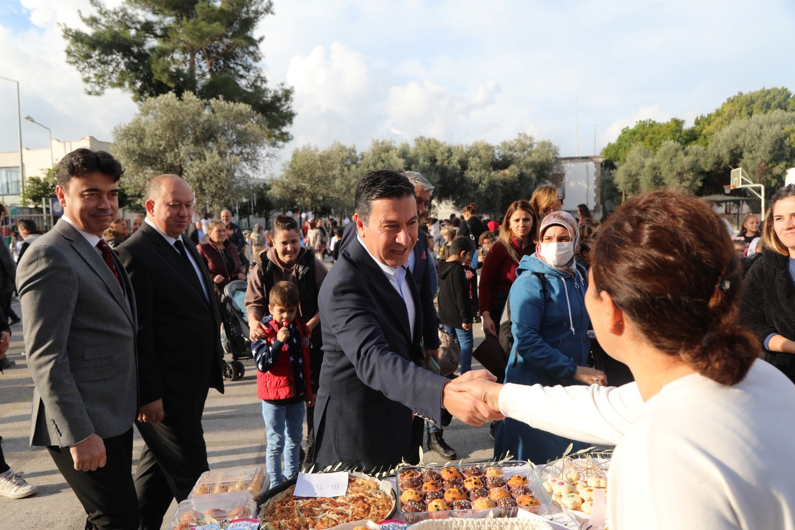 BODRUM _Bodrum Belediye Başkanı Ahmet Aras, Zeytin Şenliği’ne katılarak öğrencilerle bir araya geldi.