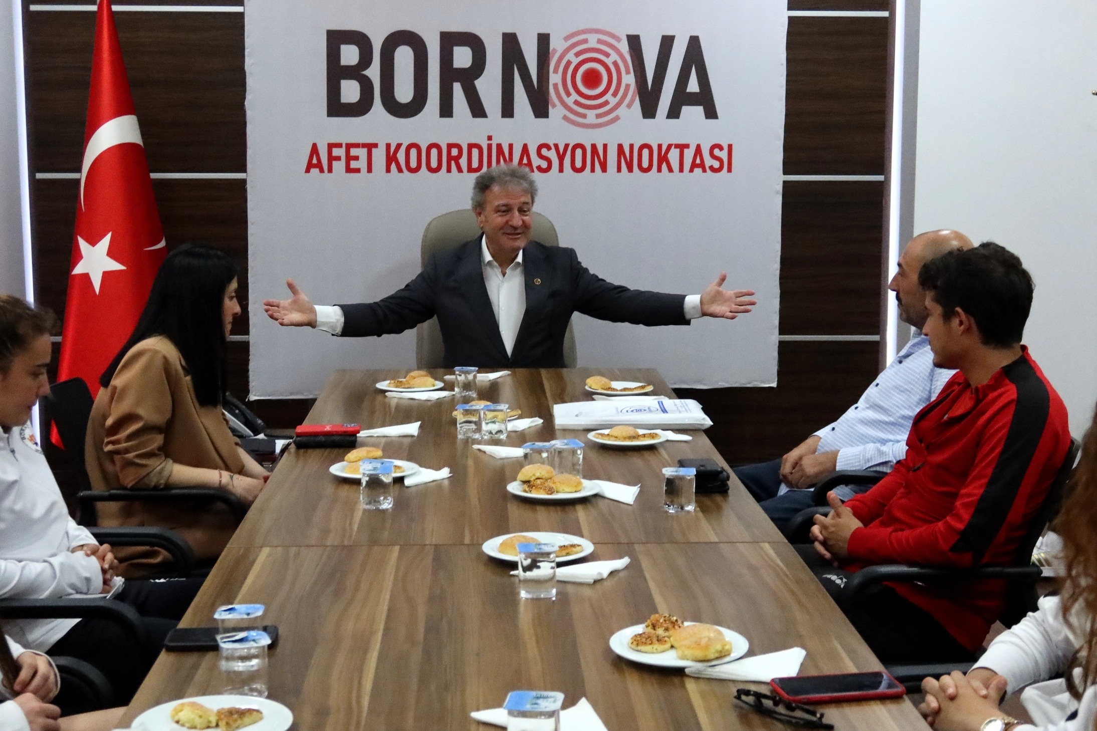 BORNOVA _Başkan İduğ ise kadın futbolcuların başarısından büyük bir gurur duyduğunu belirtti.