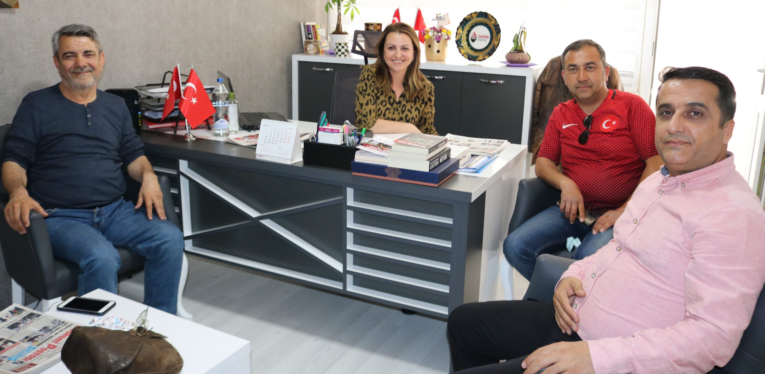 BU PARTİ PROFESÖRLERLE ZAFERE KOŞUYOR…