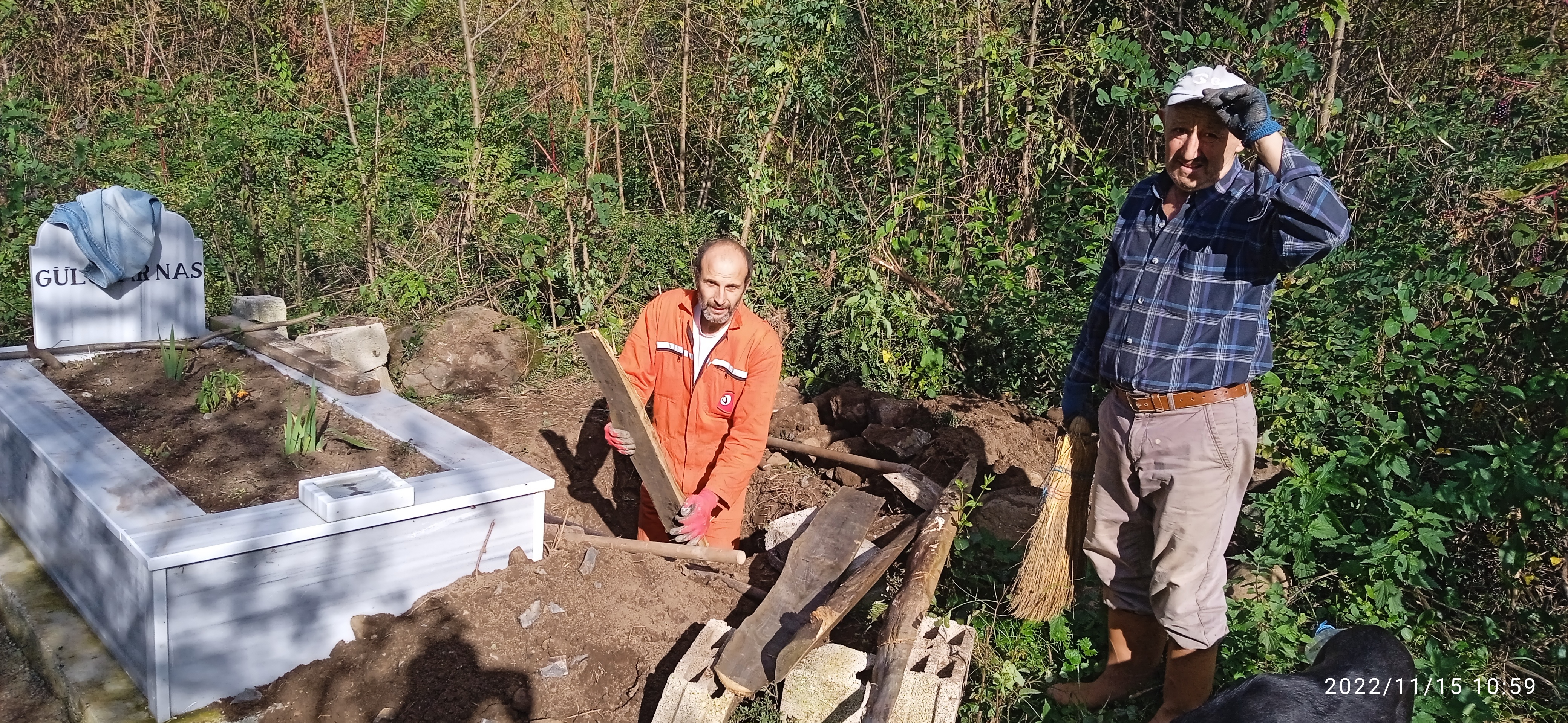 Burda Cenazeler İki Defa Defnediliyor