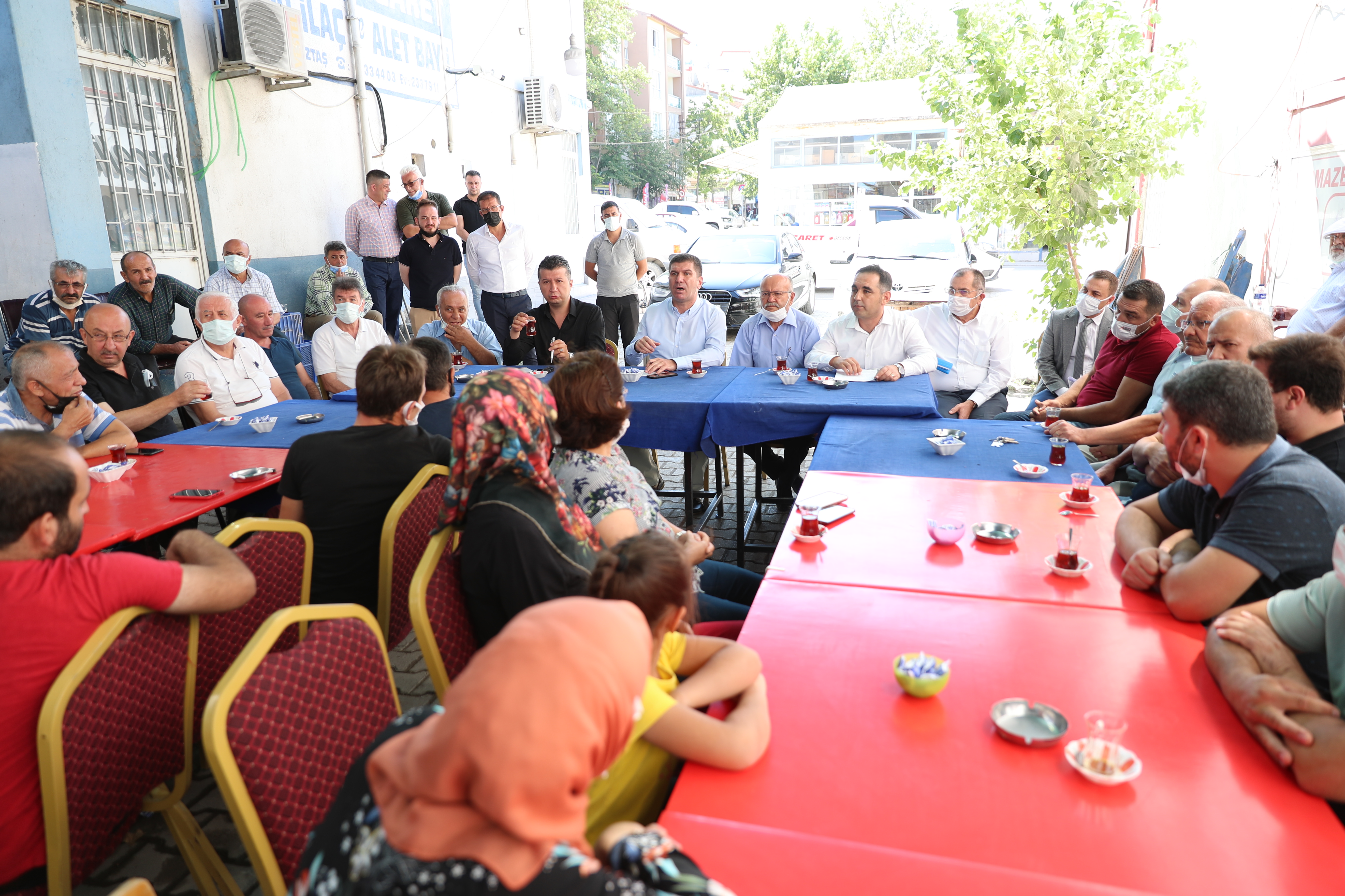 Burdur Belediye Başkanı Ali Orkun Ercengiz, Aşağı Pazar’da faaliyet gösteren Burdur Belediyesi kiracılarıyla bir araya geldi.