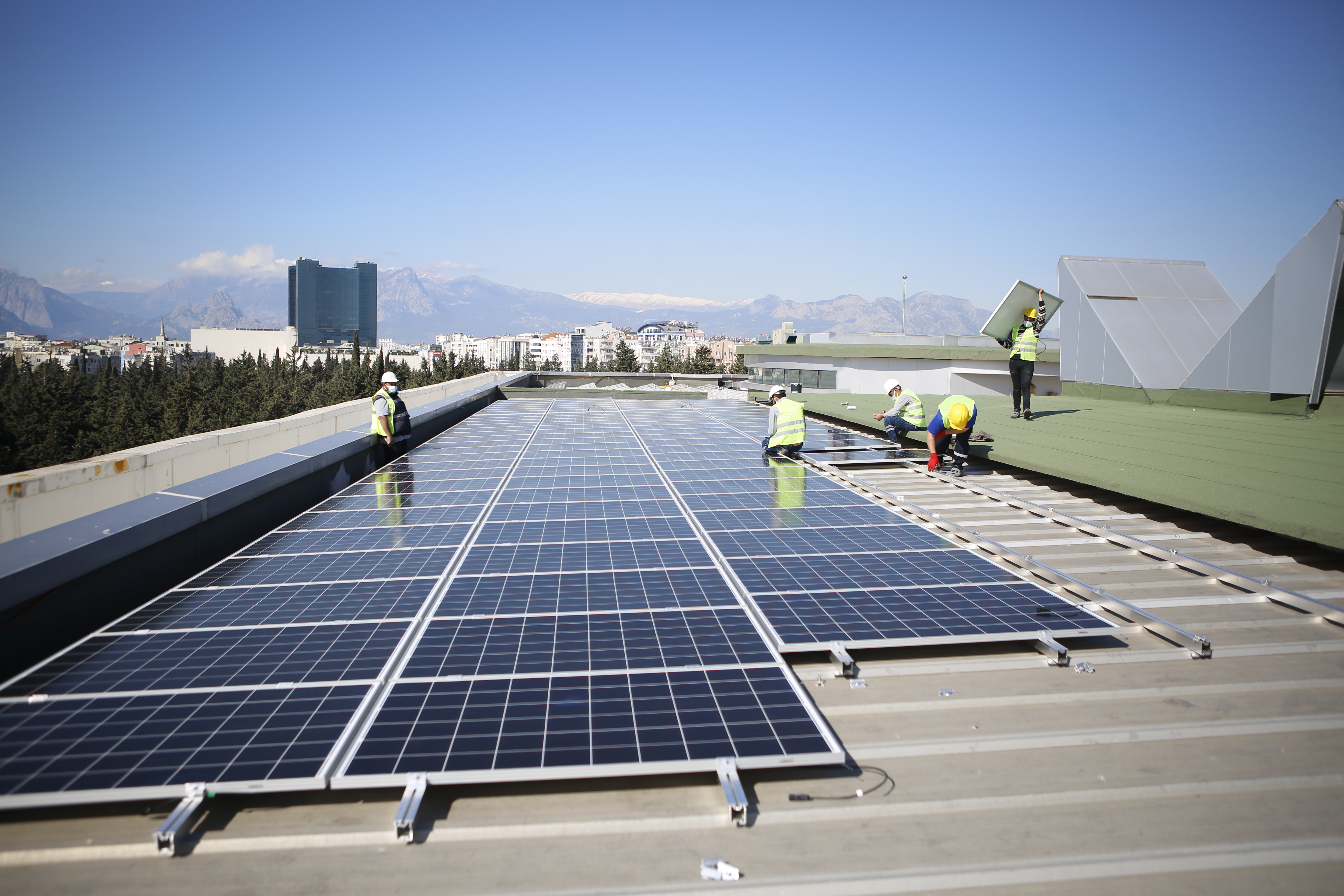 Büyükşehir Belediyesi güneş toplayacak Güneş panellerinin montajına başlandı