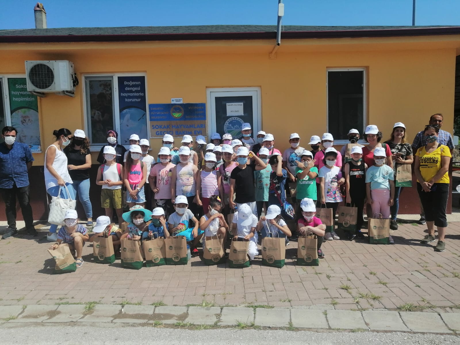 Büyükşehir Belediyesi öğrencileri minik dostları ile buluşturdu