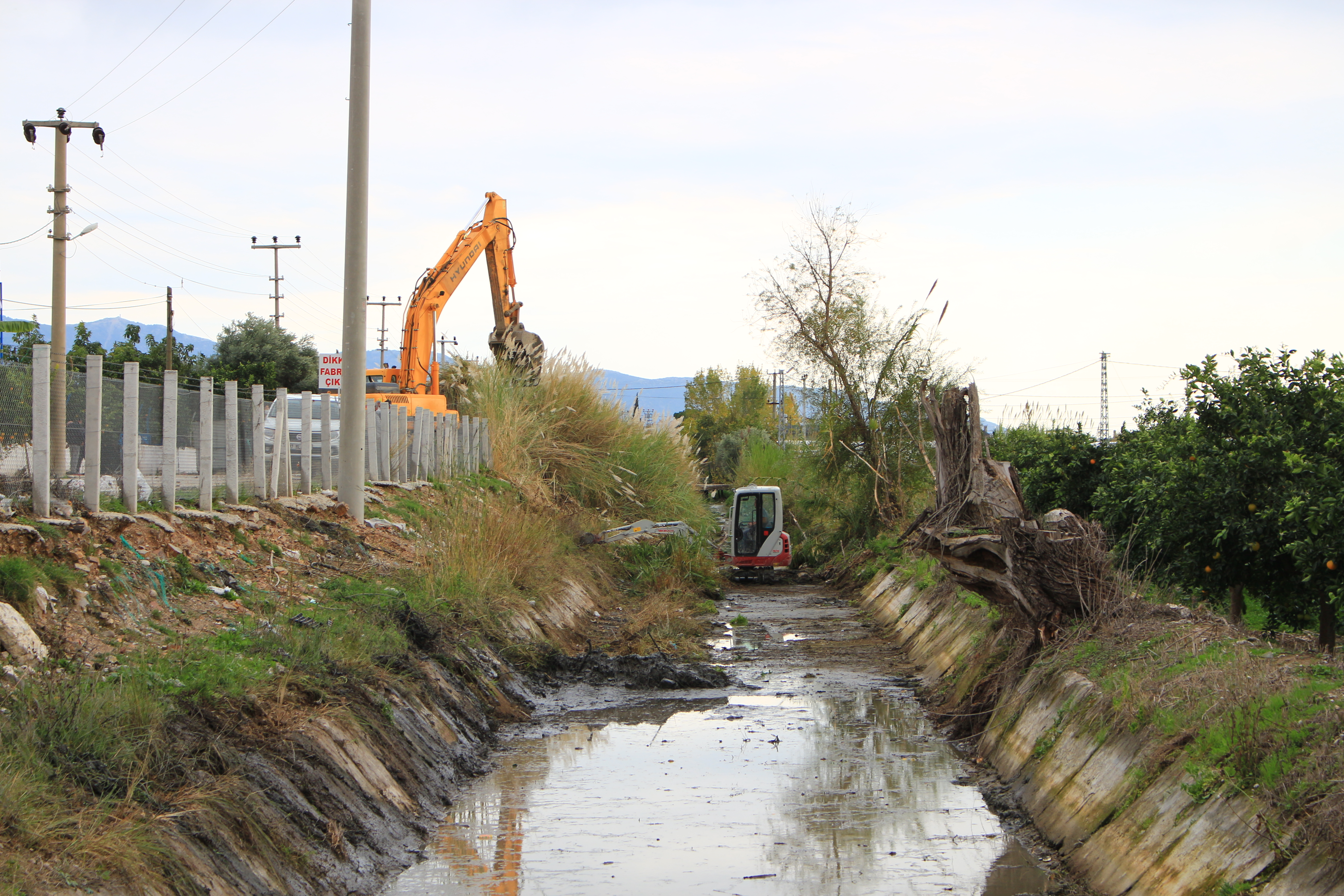 Büyükşehir Belediyesi sulama kanallarını temizliyor