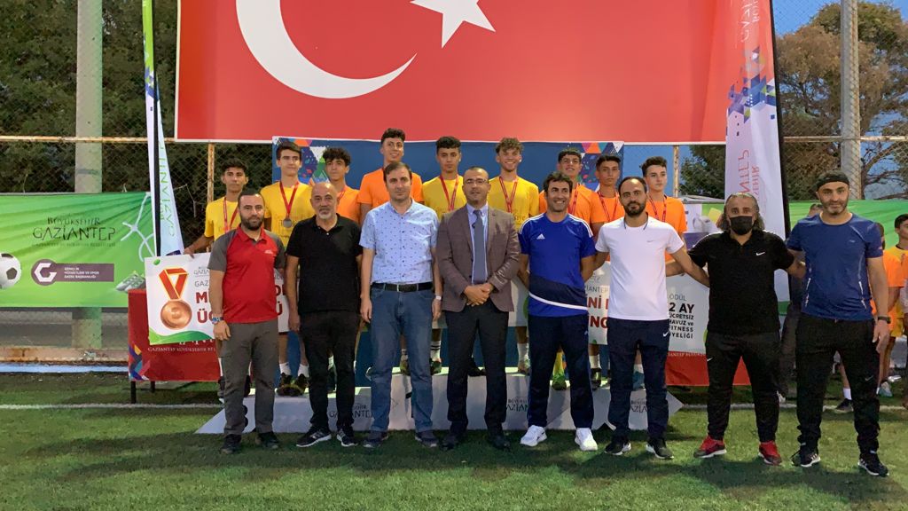 BÜYÜKŞEHİR, GAZİ ŞEHİRLİ GENÇLERE FUTBOL ŞÖLENİ YAŞATTI 