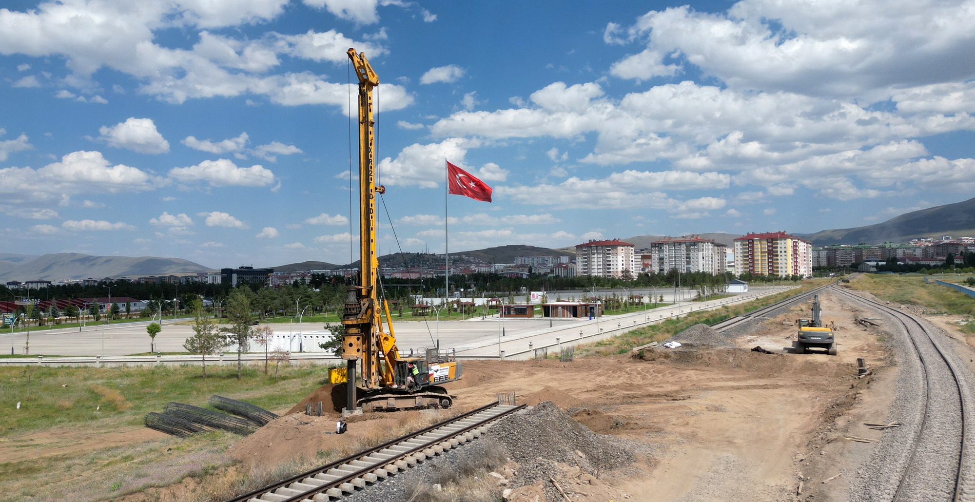 BÜYÜKŞEHİR’DEN TREN YOLU ALT GEÇİTLİ KÖPRÜLÜ KAVŞAK VE BAĞLANTI YOLU
