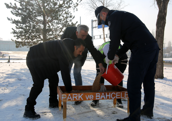 BÜYÜKŞEHİR’İN EKİPLERİ YABAN HAYATINI KORUMAK İÇİN DOĞAYA YEM BIRAKIYOR