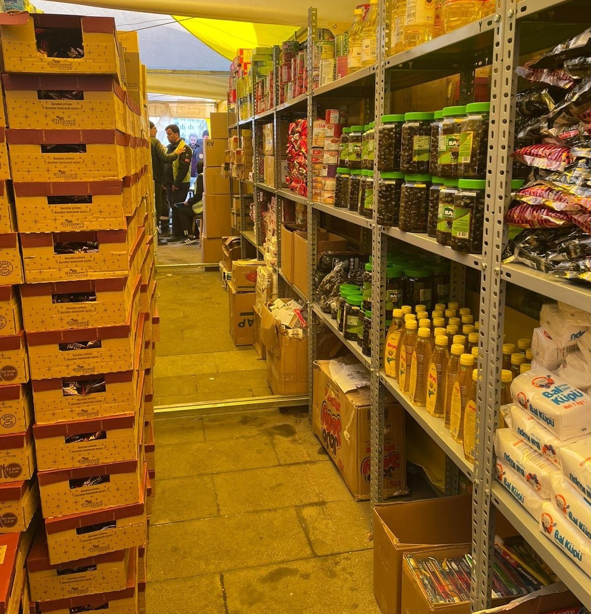 BÜYÜKŞEHİR’İN SOSYAL MARKETLERİ İHTİYAÇLARA YANIT VERMEYE DEVAM EDİYOR