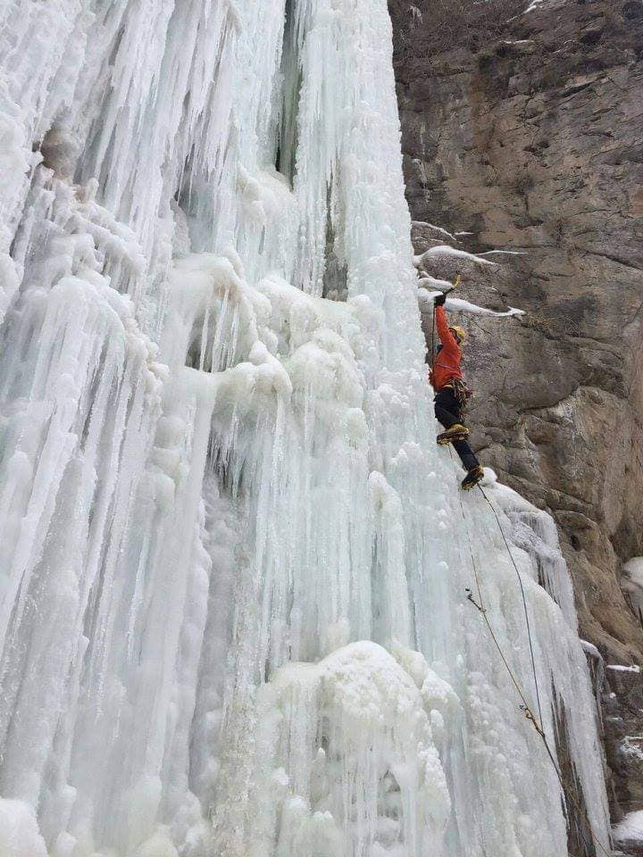 Buz tutan ‘Gelinkayası’ şelalesi büyük ilgi görüyor