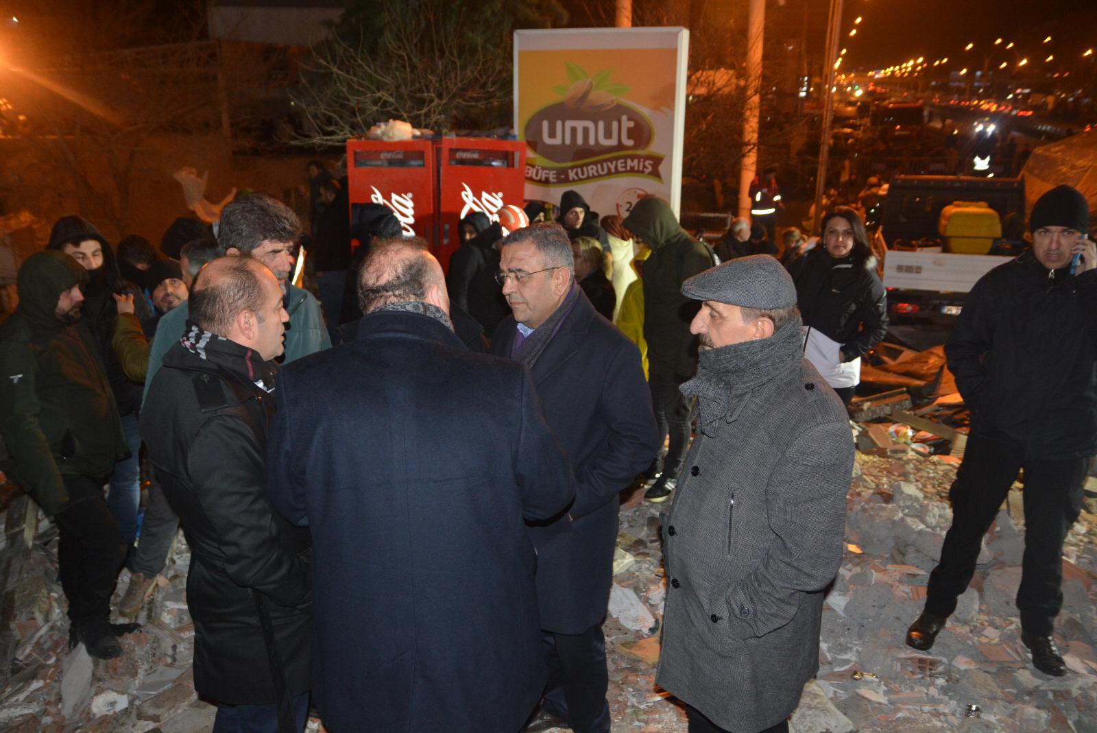 CHP HEYETİ DİYARBAKIR'DA DEPREM BÖLGELERİNİ ZİYARET ETMEYE DEVAM EDİYOR