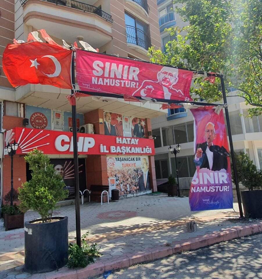 CHP İL BİNASINA ‘SINIR NAMUSTUR’ PANKARTI ASILDI!