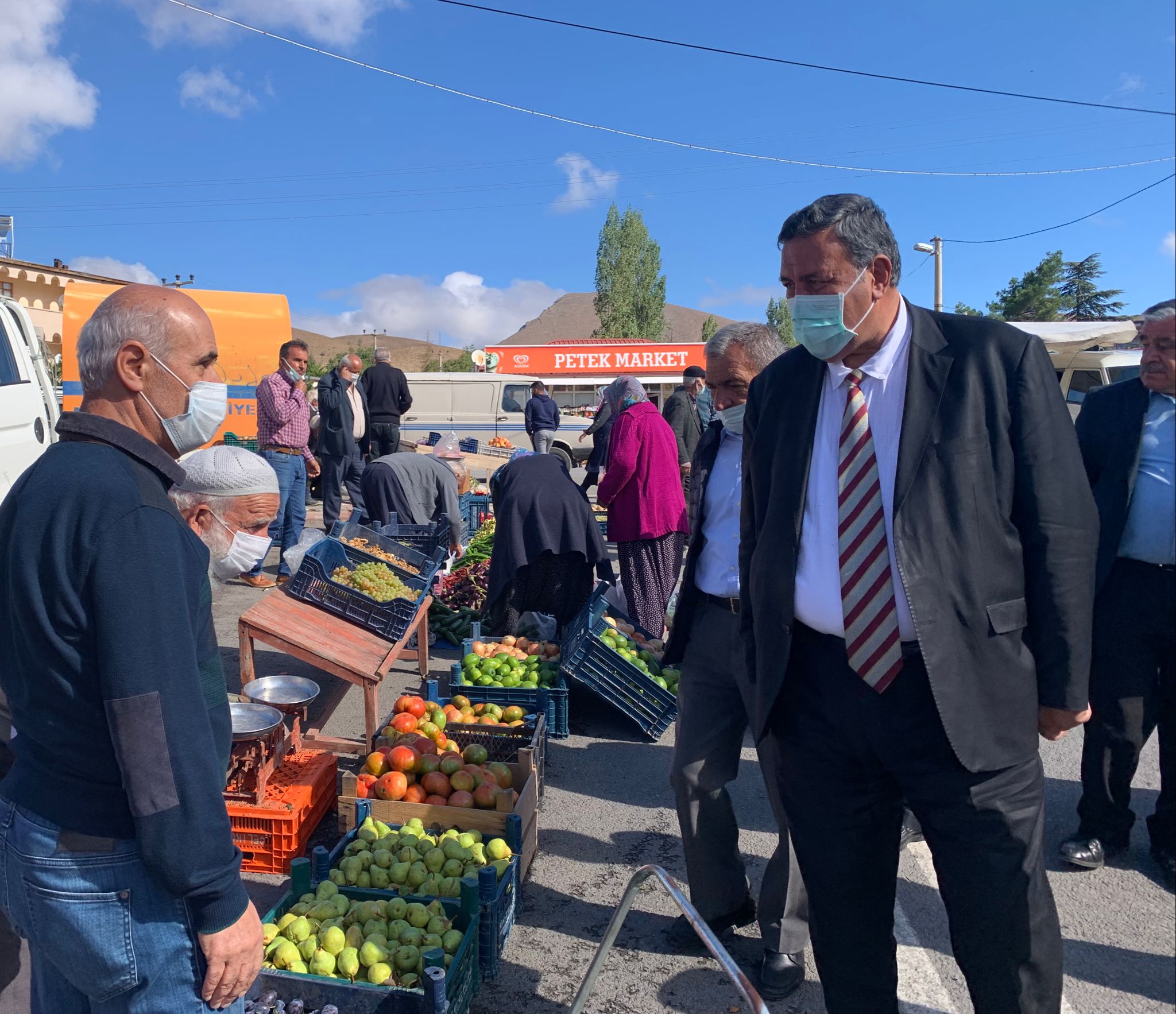CHP Milletvekili Gürer, Çamardı pazarını ve esnafı ziyaret etti