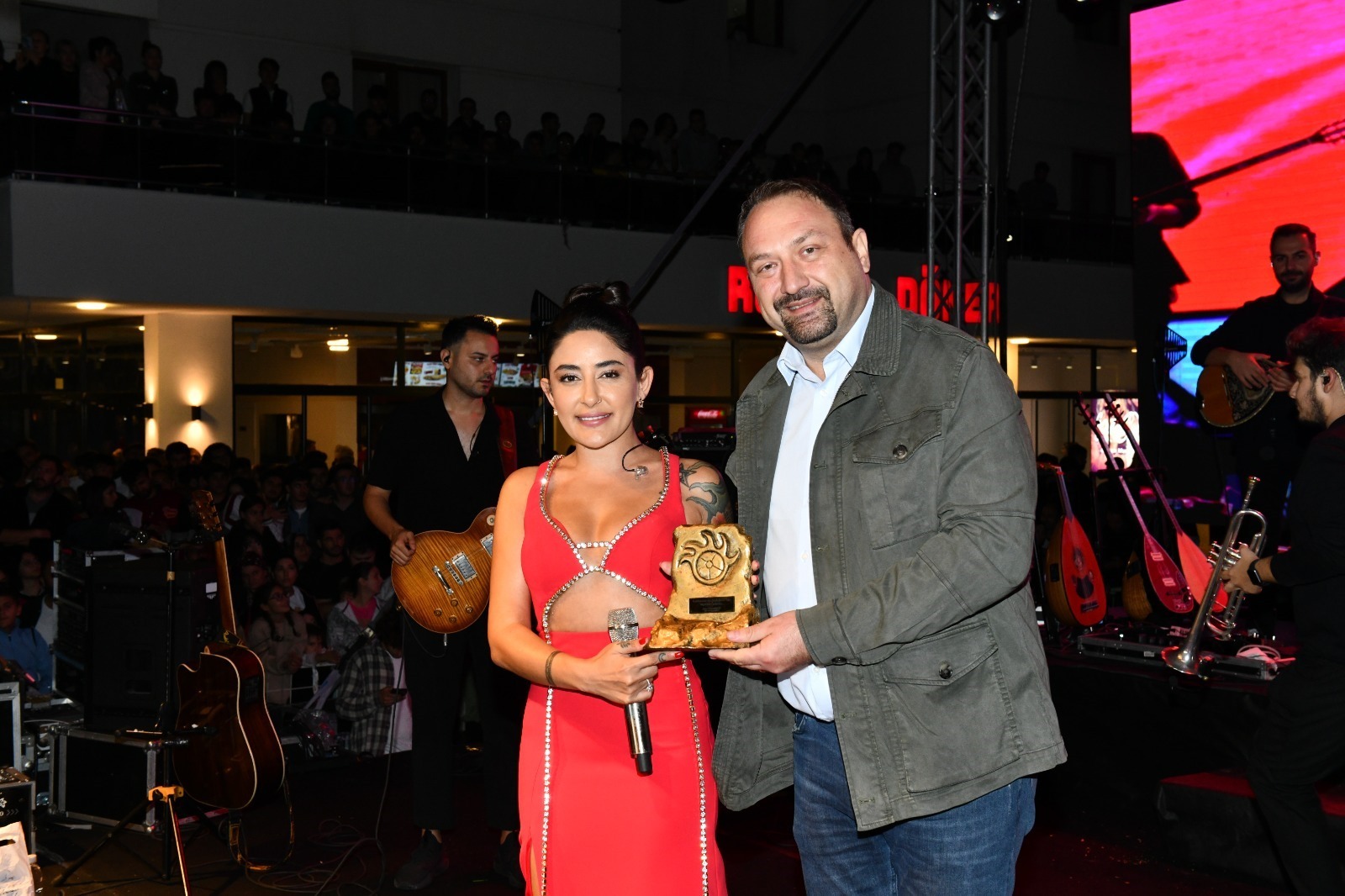 Çiğli’de Cumhuriyet Coşkusu Melek Mosso ile Zirve Yaptı