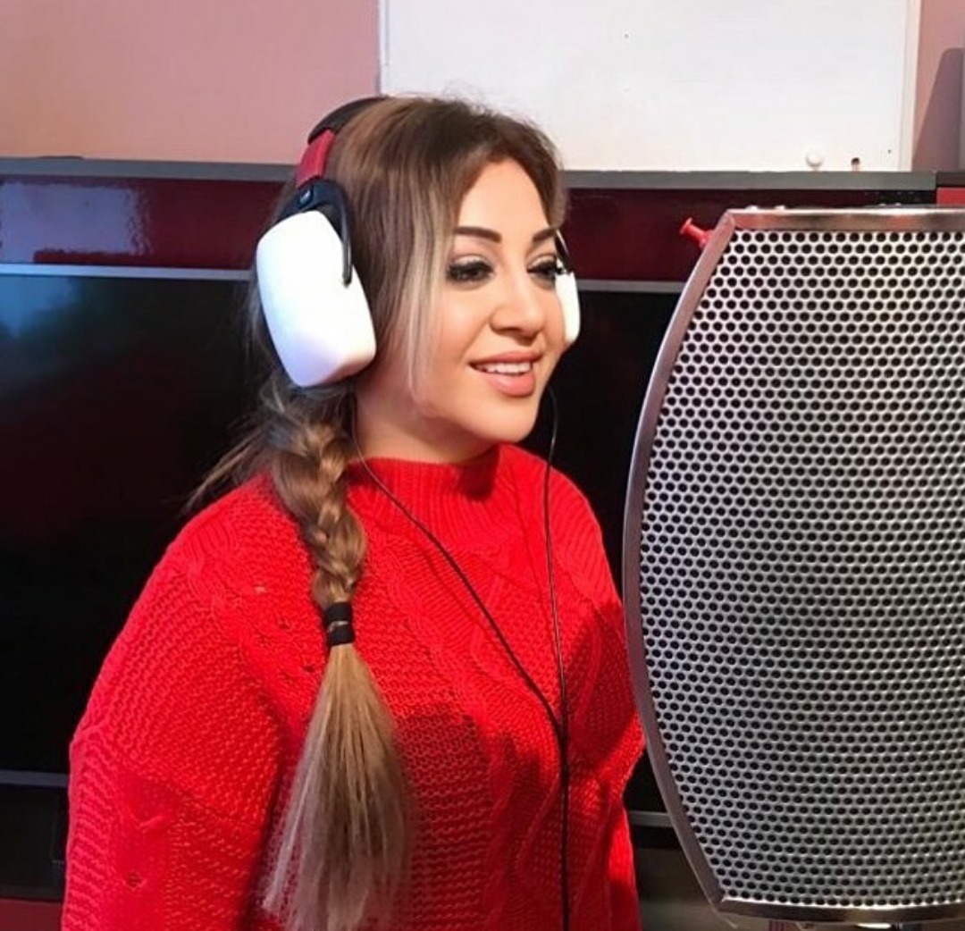 ÇILGIN KIZ SAHNEDE...