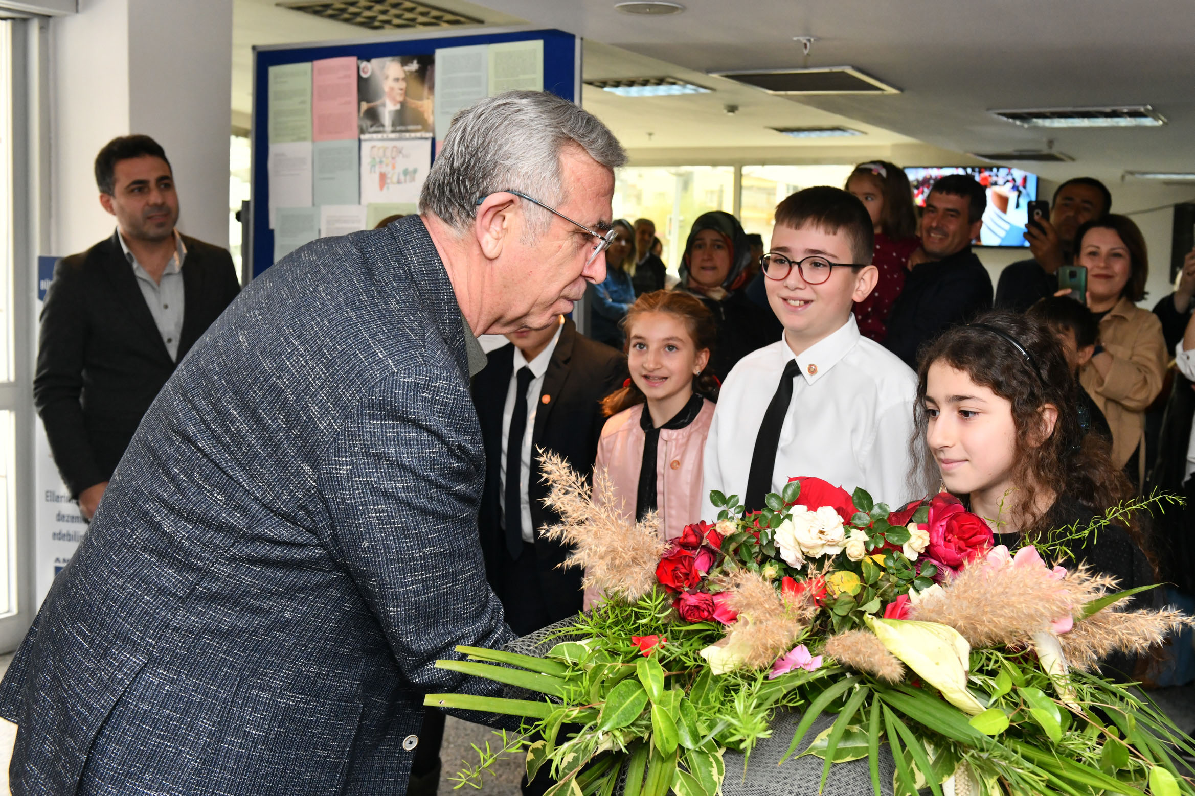 ÇOCUK MECLİSİ ÜYELERİ MAZBATALARINI MANSUR YAVAŞ’TAN ALDI