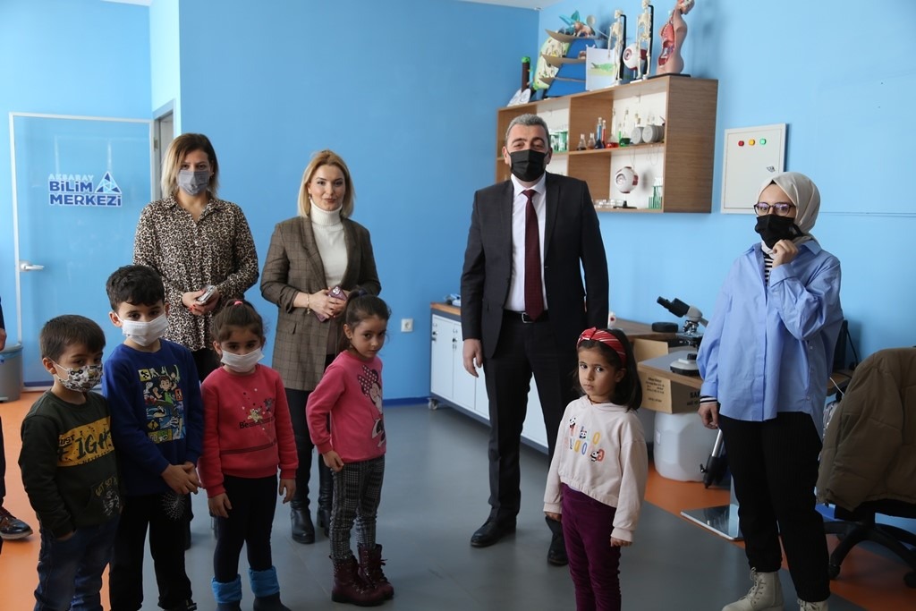 ÇOCUKLAR BİLİM KAMPINDA ATÖLYE ÇALIŞMALARINA KATILDI