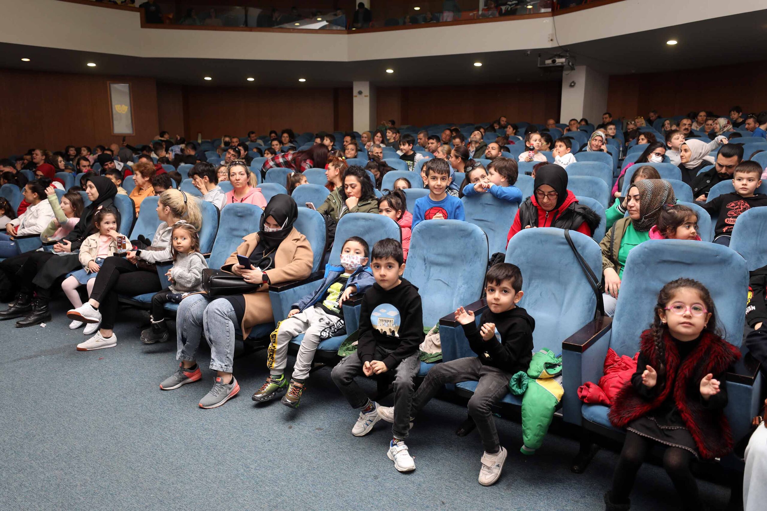 Çocuklar “La Fonten Orman Mahkemesinde” oyunu ile güldü