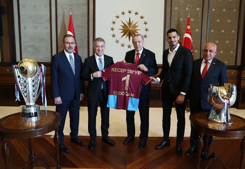 Cumhurbaşkanı Recep Tayyip Erdoğan, Trabzonspor Kulübü Yönetici, Teknik Heyet ve Futbolcularını Cumhurbaşkanlığı Külliyesinde Kabul Etti