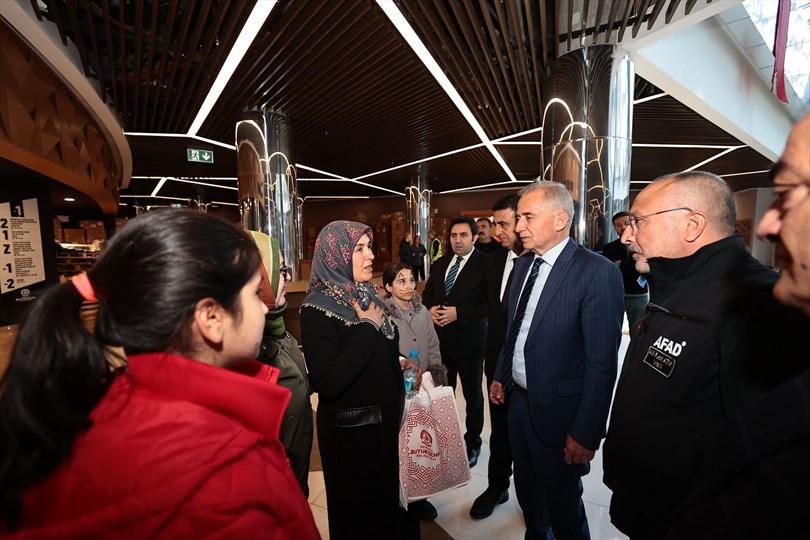 Denizli Büyükşehir Belediye Başkanı Osman Zolan, Denizli Valisi Ali Fuat Atik afetzedeler ile buluştu