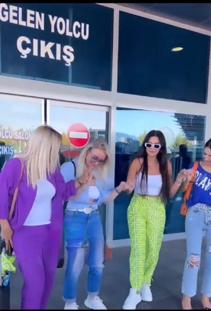 Dilan Polat havaalanında halay çekti