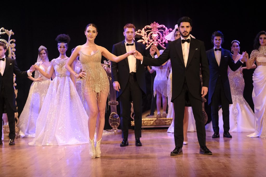 DİLEK ÖZDEMİR’DEN MUHTEŞEM TİYATRAL DEFİLE