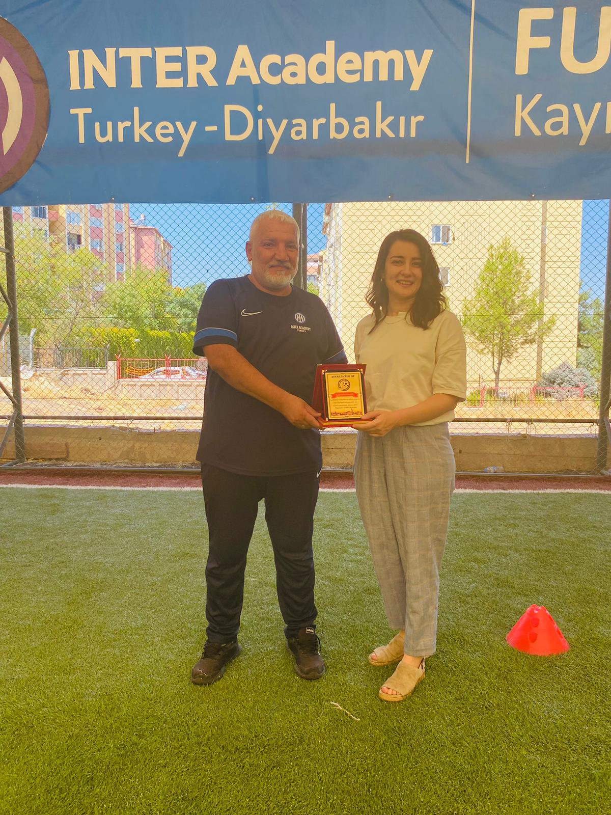 DİYARBAKIR'A VEDA ETMEYE HAZIRLANAN BAŞARILI SPOR HEKİMİNE PLAKET