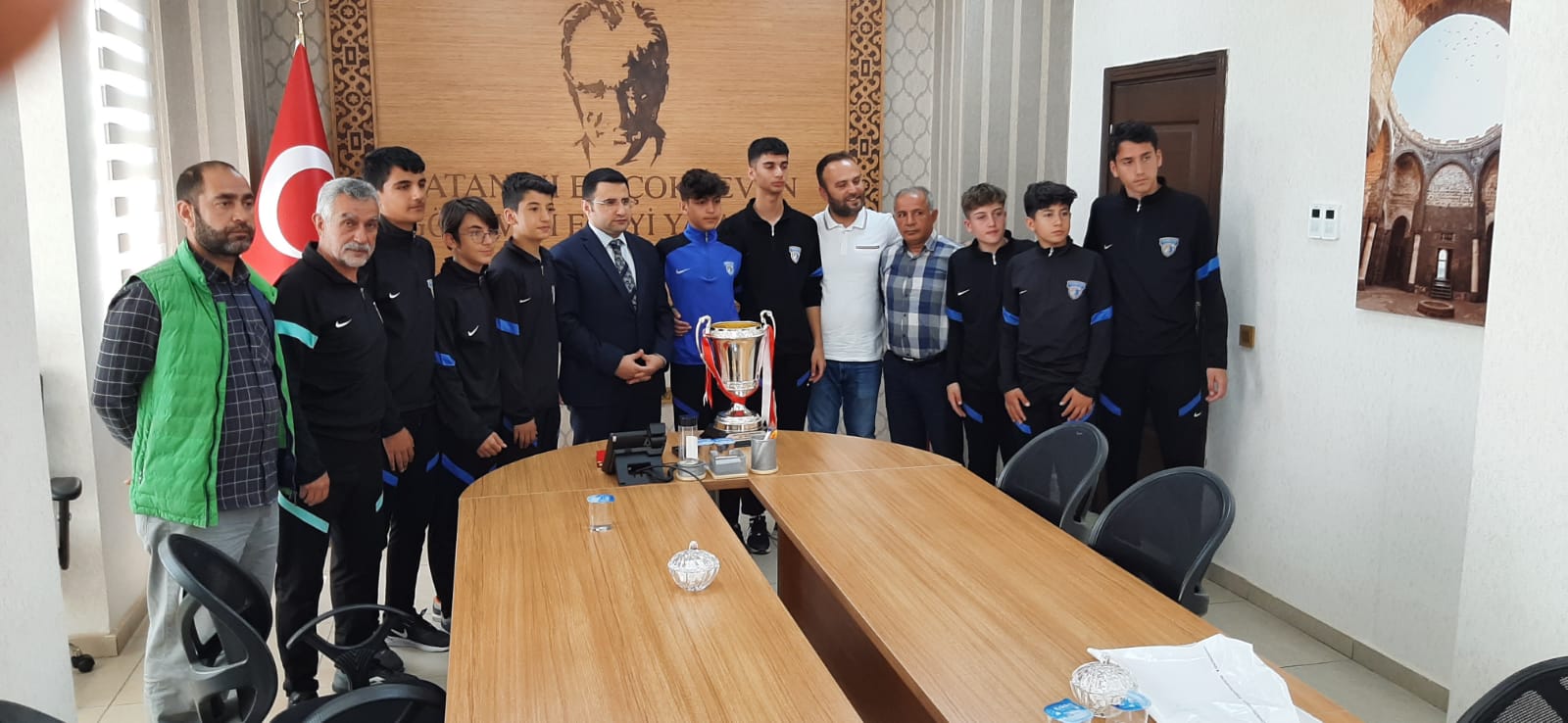 DİYARBAKIR’IN GURURU GENÇ FUTBOLCUKARDAN KAYMAKAM PENDİK’E KUPALI ZİYARET