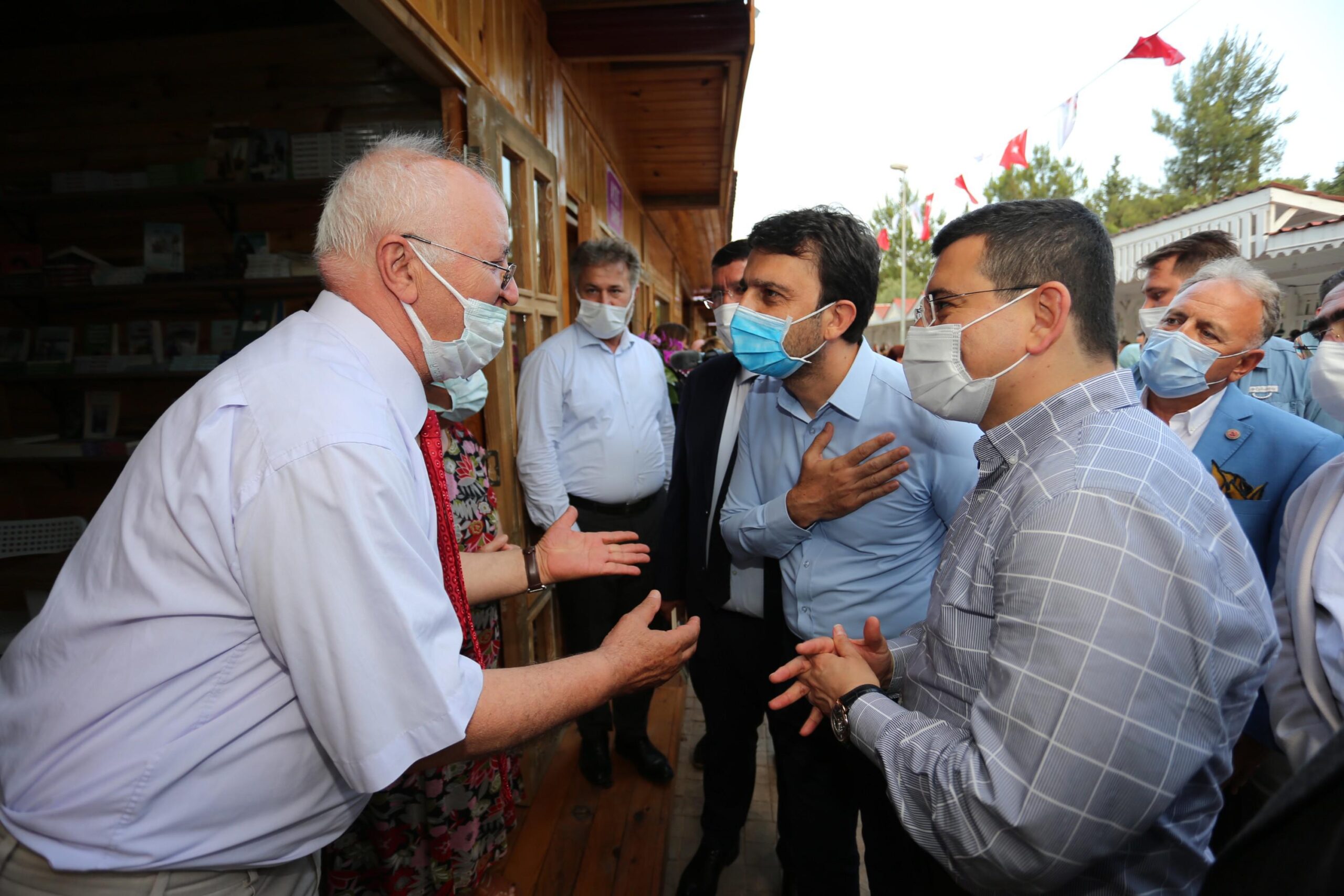 Dokuma Park’a Antalya’nın ilk Sahaflar Çarşısı açıldı