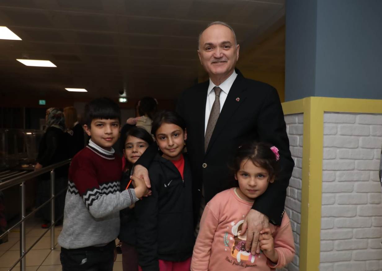 DÜZCE’YE GELEN DEPREMZEDELERİ ZİYARET ETT