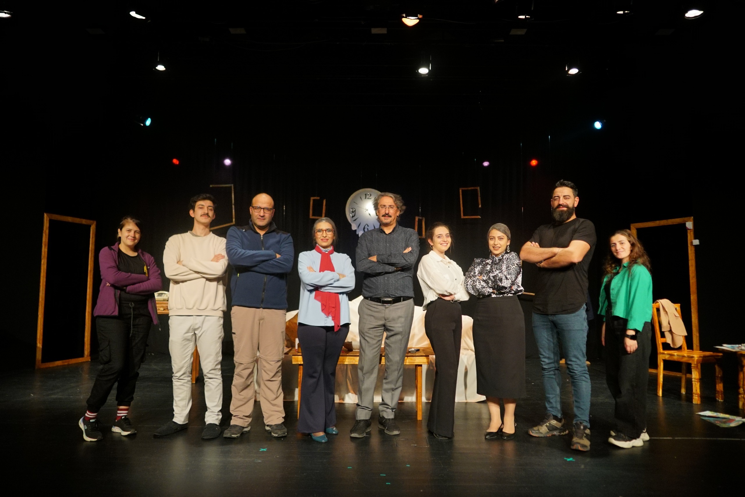 EBB ŞEHİR TİYATROSU “GEÇ KALANLAR” İLE YENİ SEZONA “PERDE” DEDİ