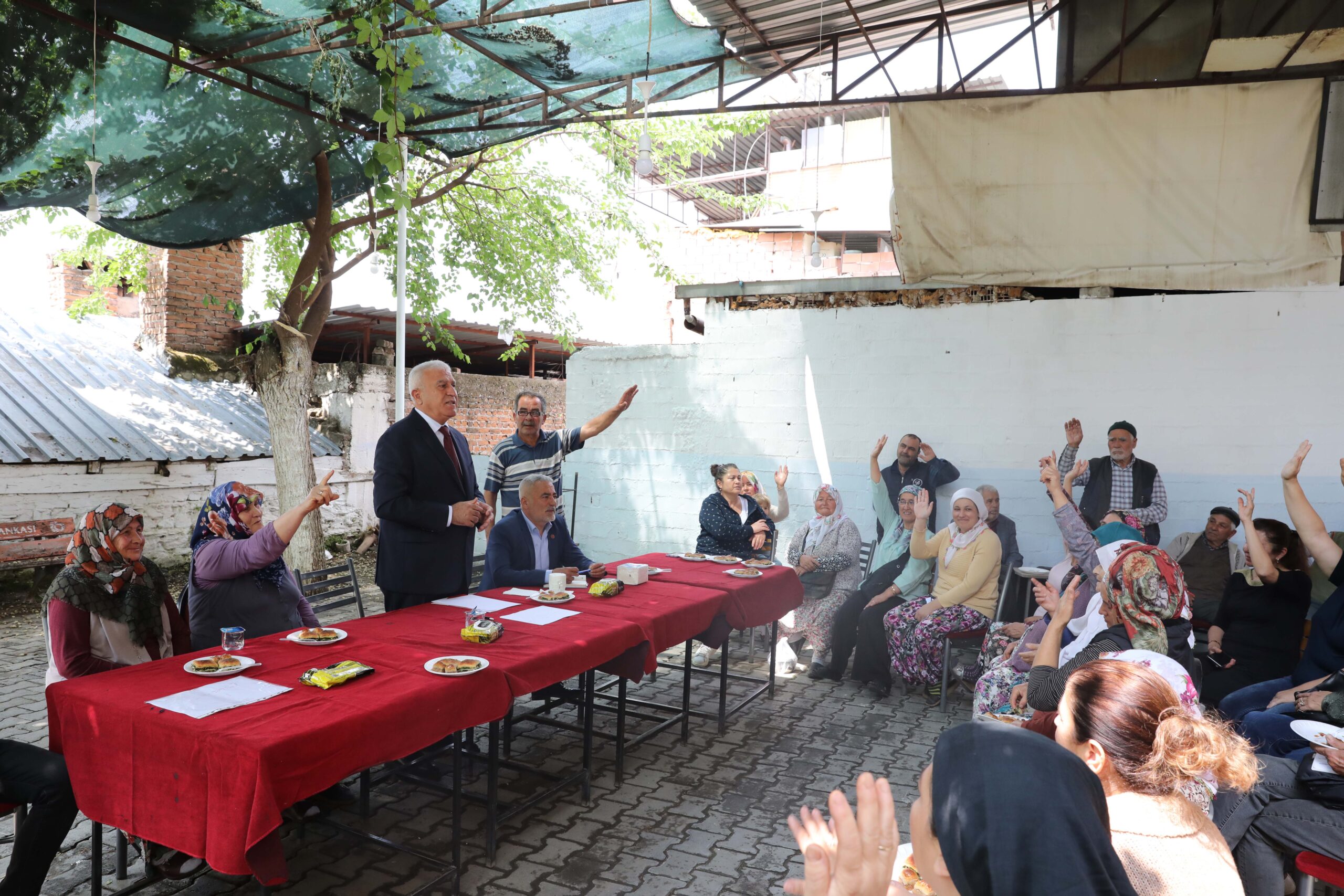 Efeler Belediye Başkanı Mehmet Fatih Atay, Kızılcaköy Mahallesi’ni ziyaret etti.