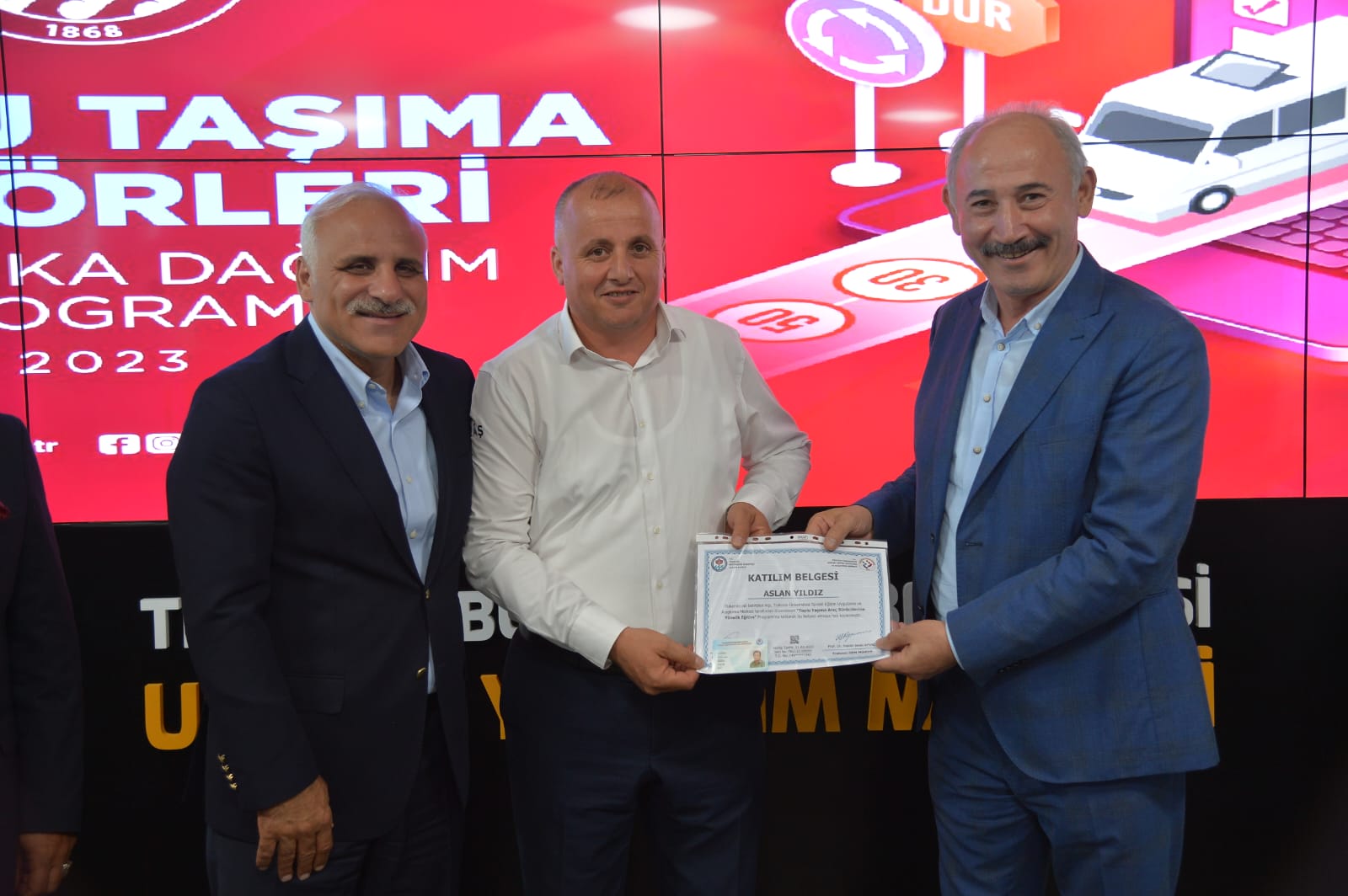 EĞİTİMLERİNİ TAMAMLAYAN TOPLU TAŞIMA ARAÇ ŞOFÖRLERİ SERTİFİKALARINI ALDI