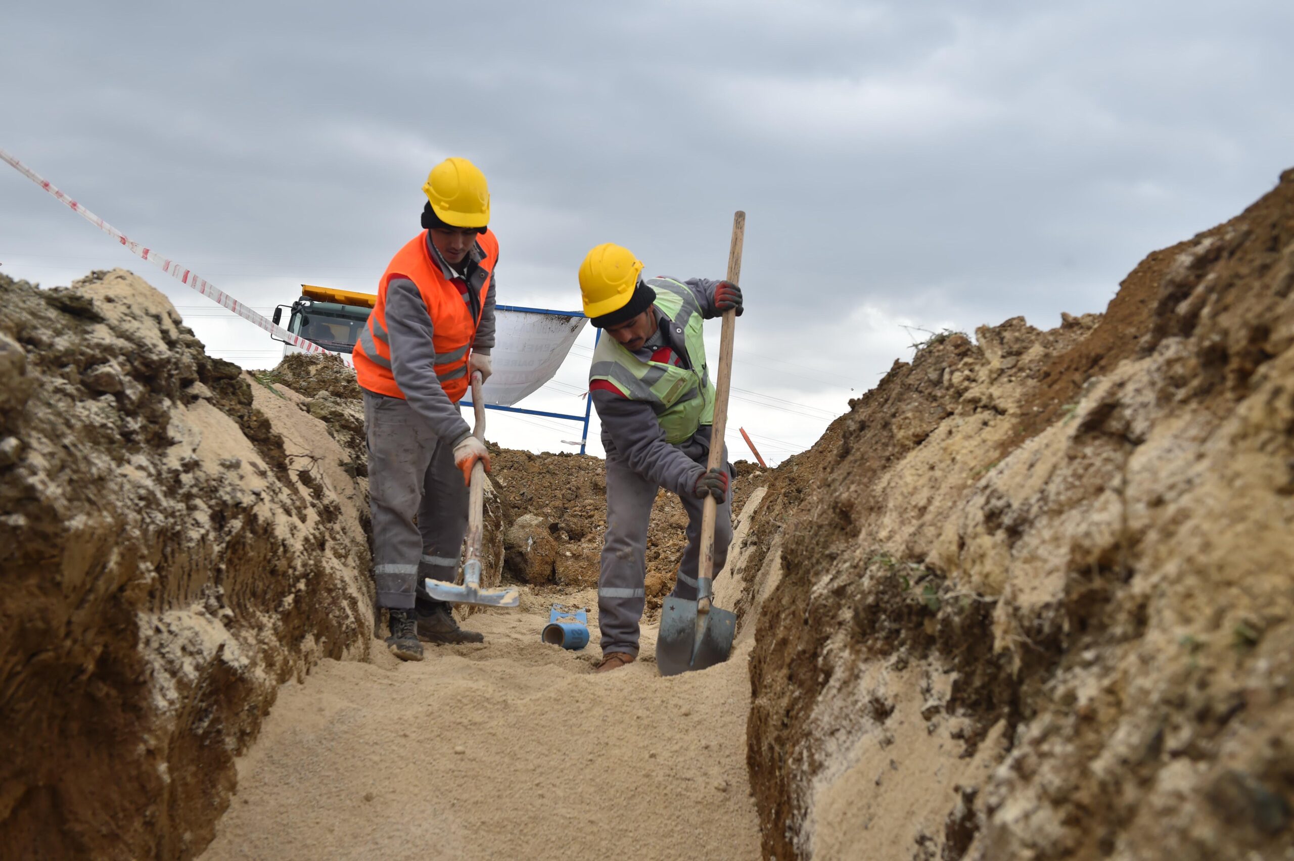 ELMADAĞ’IN İÇME SUYU SORUNUNU ÇÖZECEK PROJESİ İÇİN İLK KAZMA VURULDU