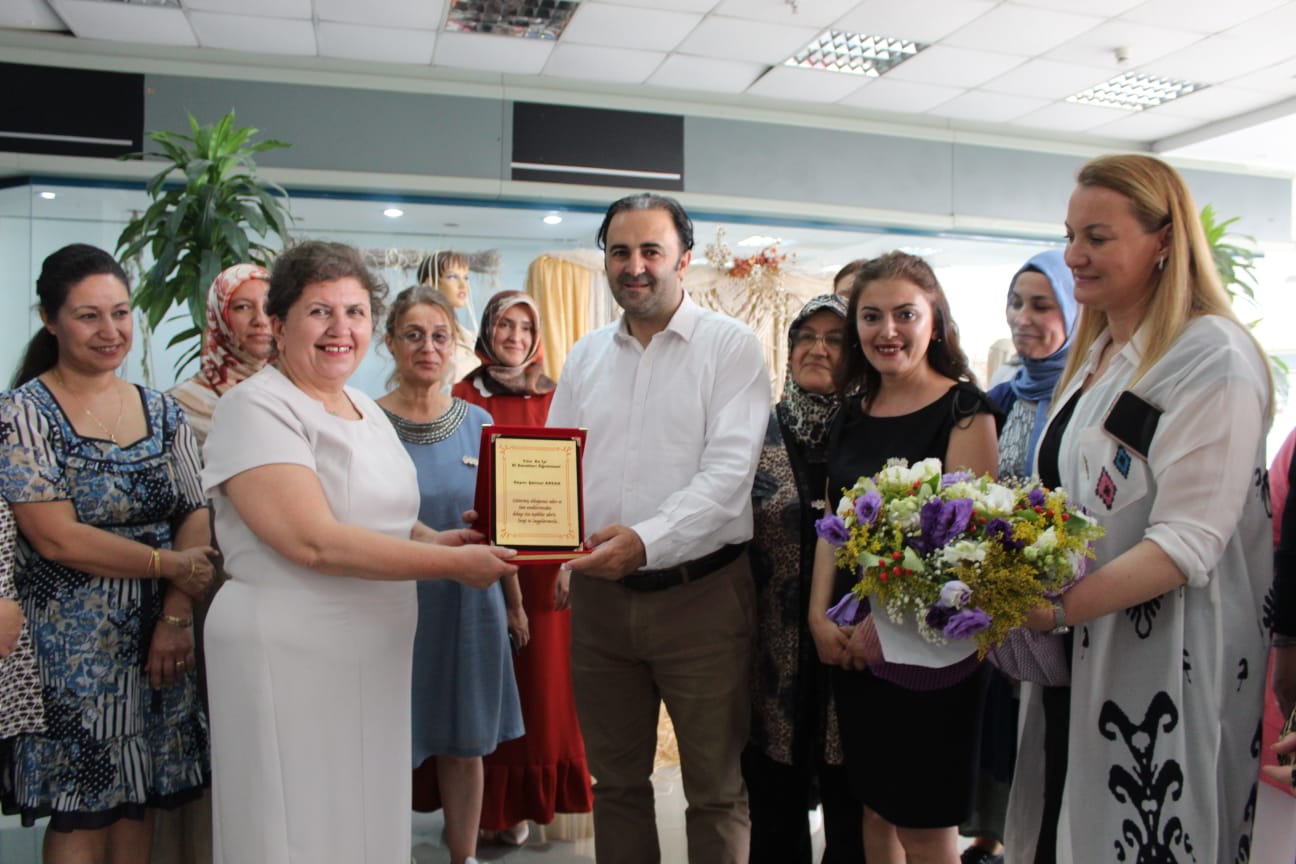 ELVANKENT KADINLAR LOKALİ EL EMEĞİ GÖZ NURU ESERLERİNİ SERGİLEDİ