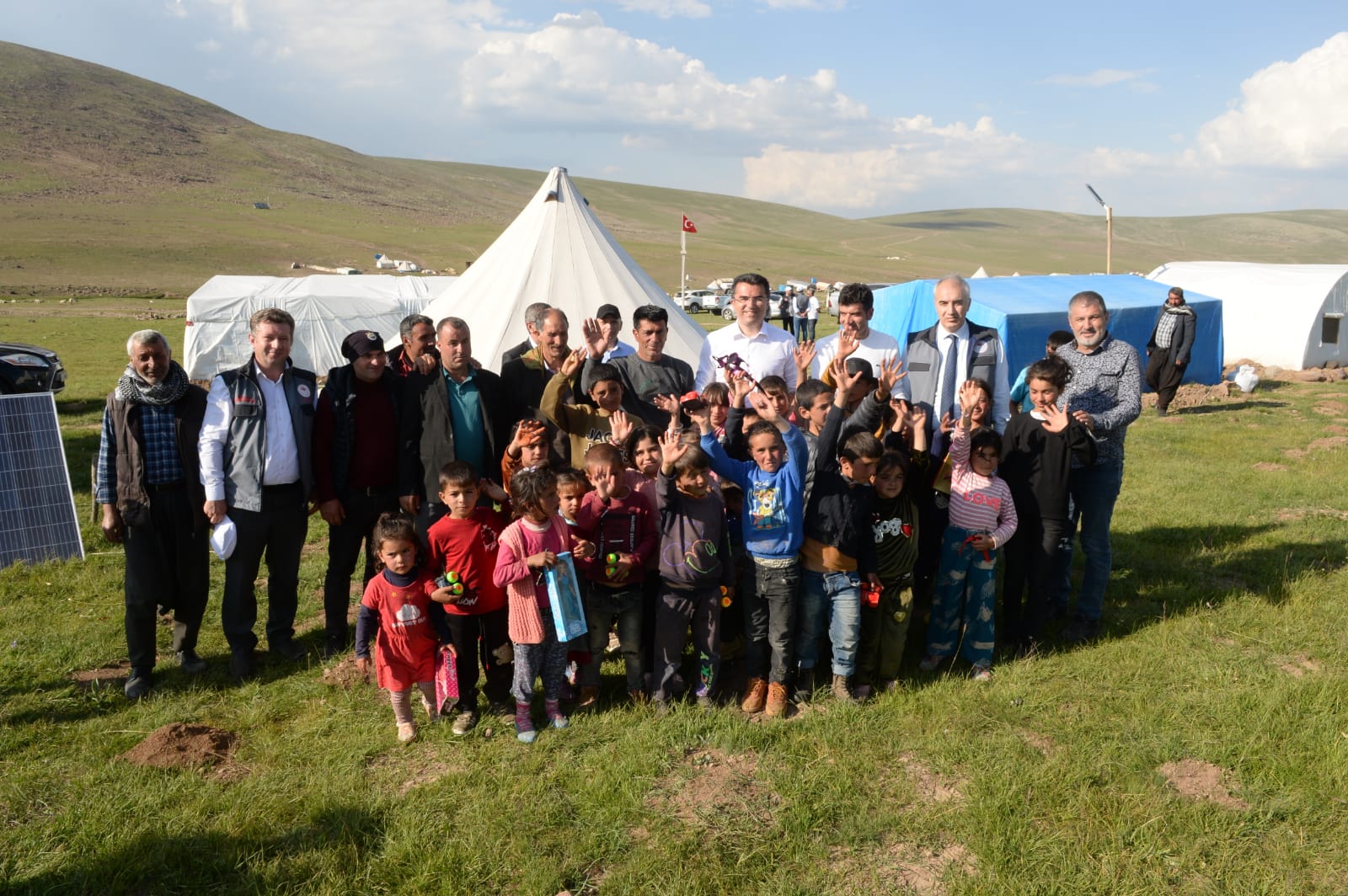 Erzurum'un meraları göçer aileleri ağırlıyor