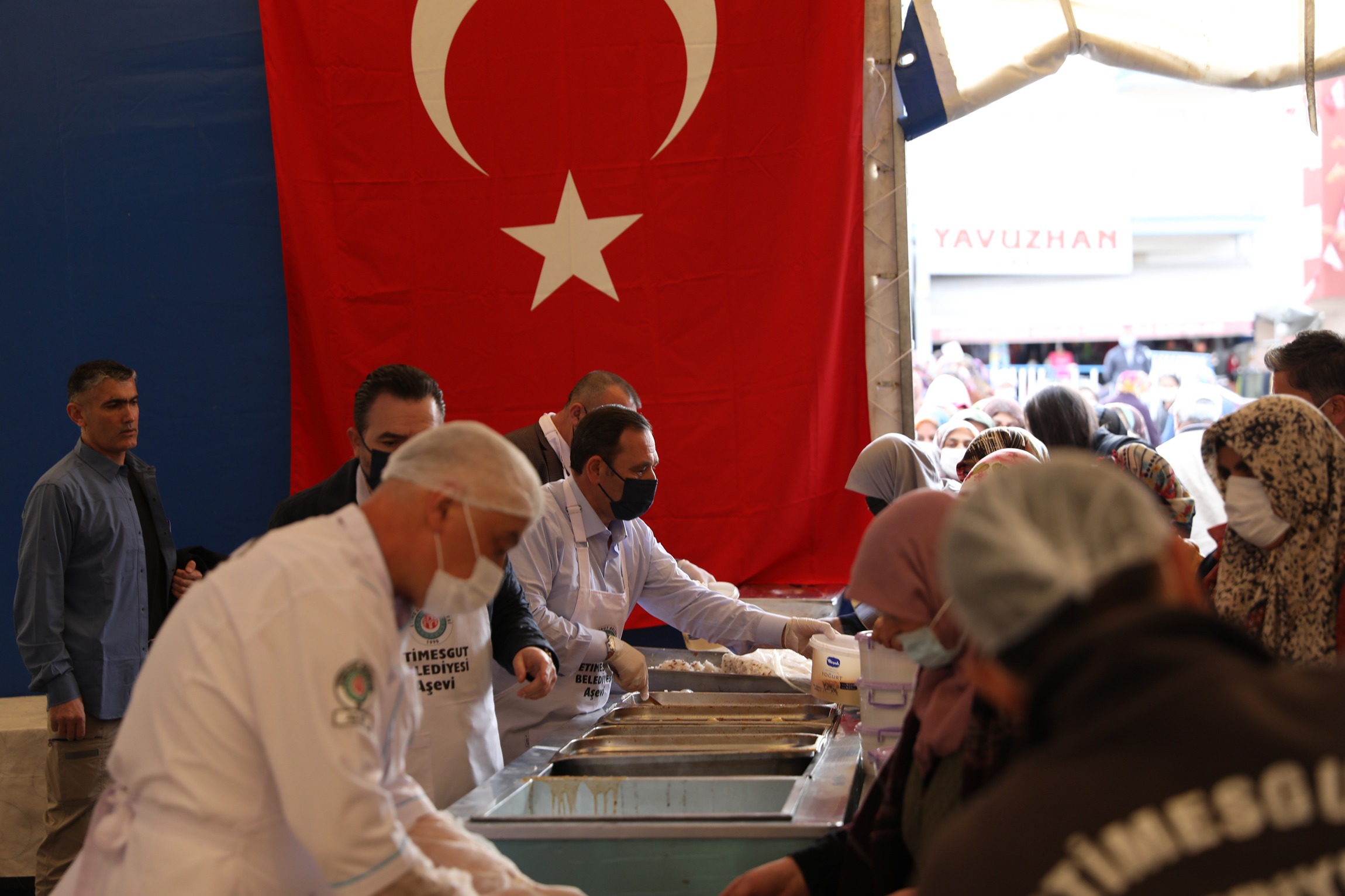 ETİMESGUT'TA HERGÜN 5 BİN KİŞİYE İFTAR...