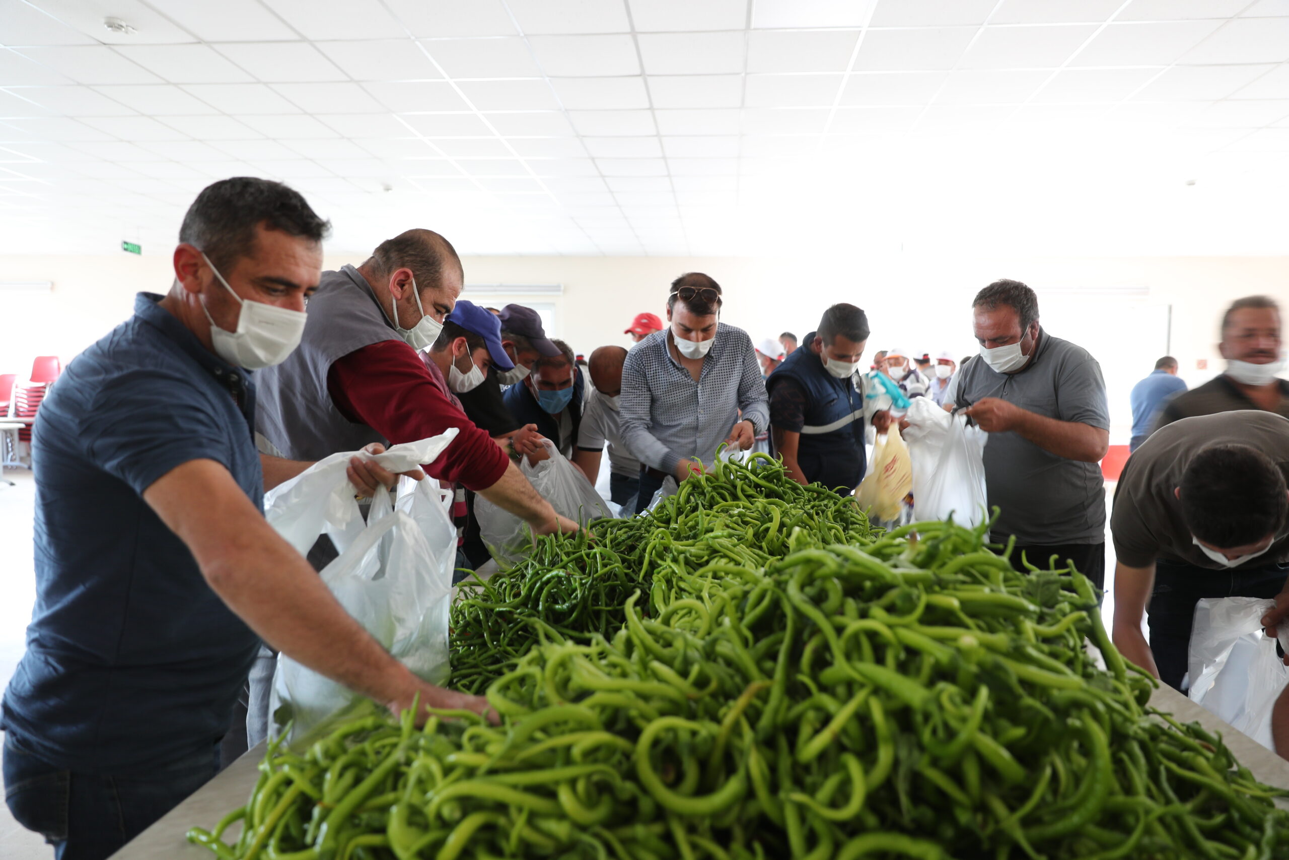 Finike Belediyesinden Burdur Belediyesi emekçisine sebze