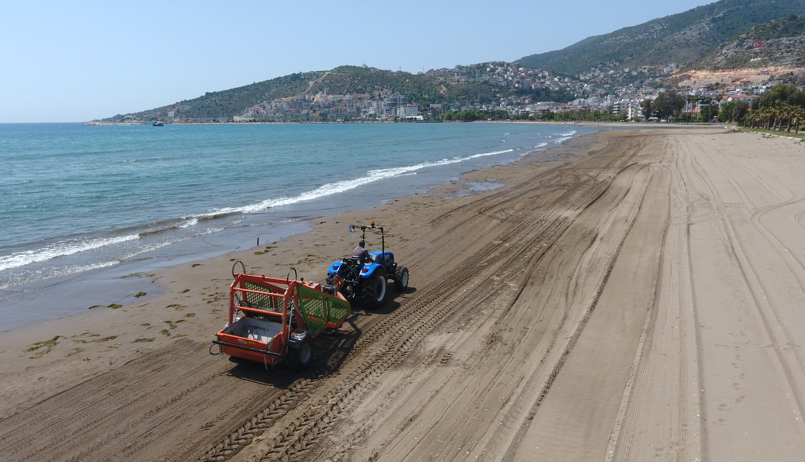 FİNİKE SAHİLİ TAŞLARDAN ARINIYOR