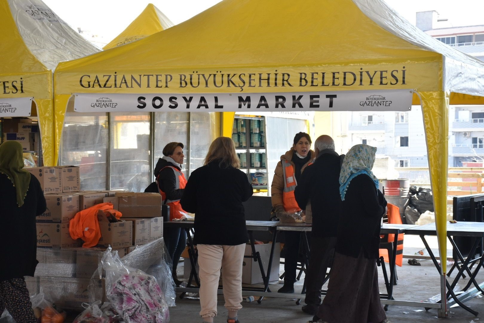 GAZİANTEP BÜYÜKŞEHİR, NURDAĞI VE İSLAHİYE’DE DEPREMZEDELERİN İHTİYAÇLARINI KARŞILAMAK İÇİN SOSYAL MARKET KURDU