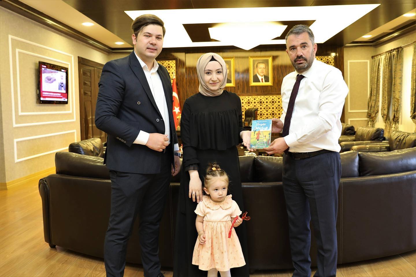 Genç Yazarın İlk Kitabı Başkan Ertuğrul Çetin’e