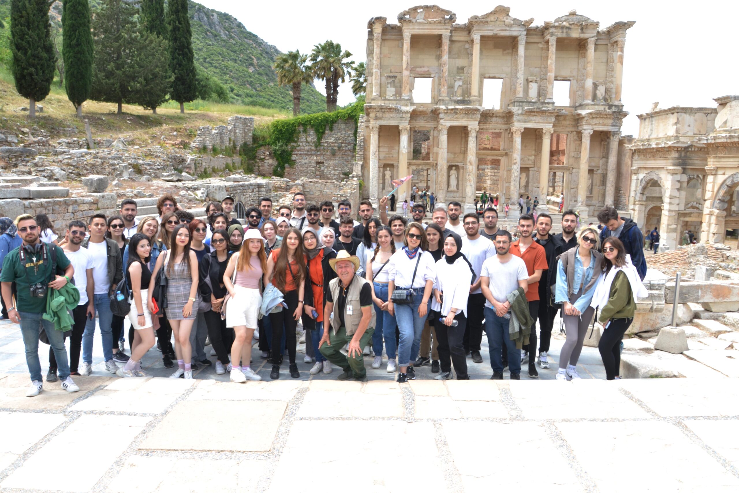 GENÇLERE EFES ANTİK KENT ZİYARETİ