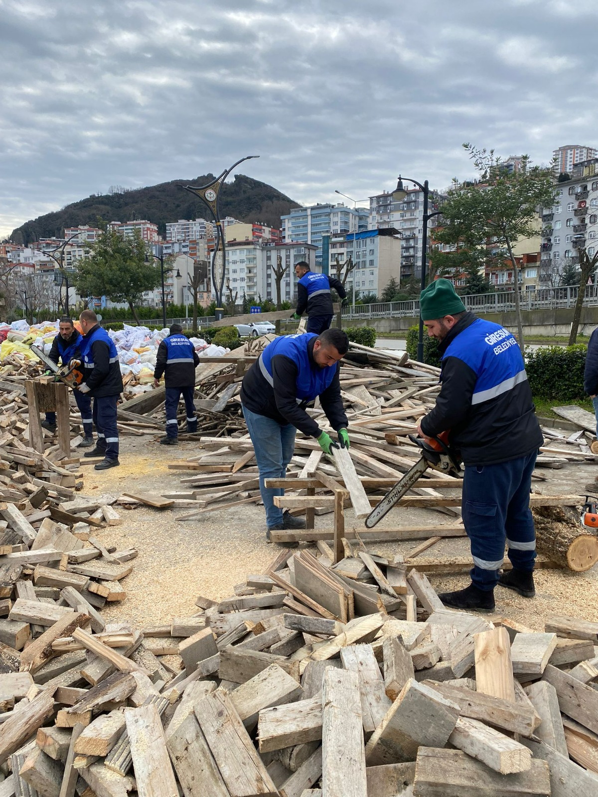 Giresun Belediyesi, vatandaşlar tarafından ulaştırılan odunları deprem bölgesine göndermeye devam ediyor
