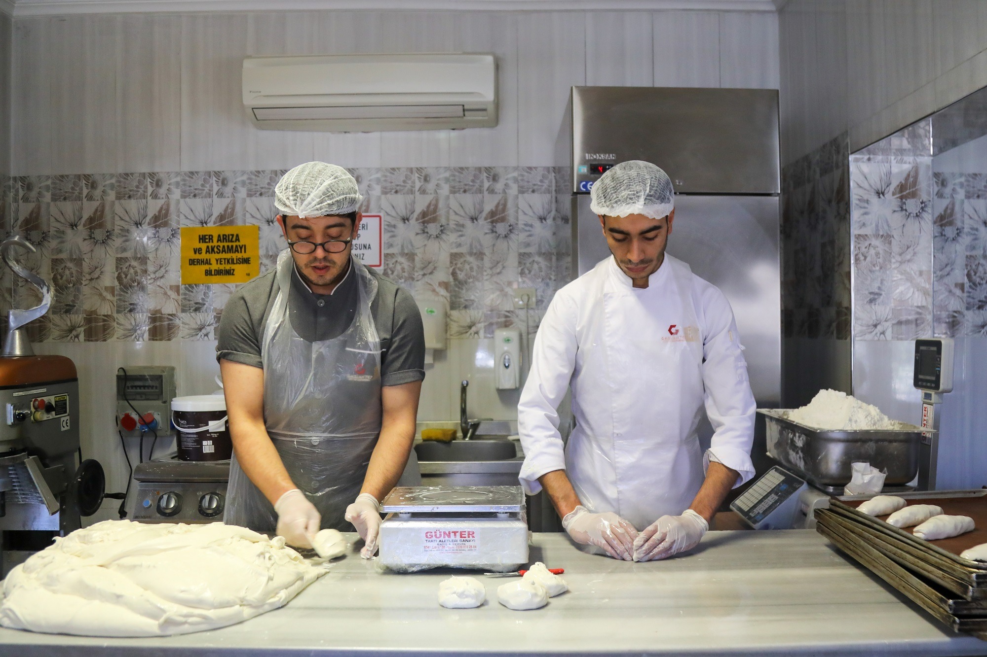 GLUTENSİZ BİR BAŞKA KAFE, DEPREMZEDE ÇÖLYAK HASTALARINA YAKLAŞIK 12 BİN EKMEK DAĞITTI