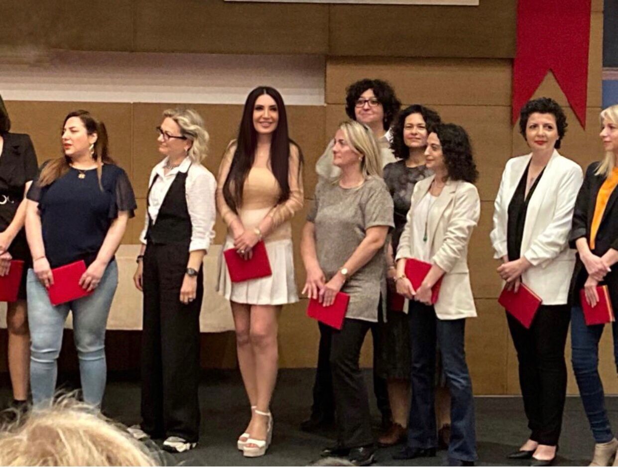 GÖNÜL DOĞAN BAŞARISINI PLAKETLE TAÇLANDIRDI