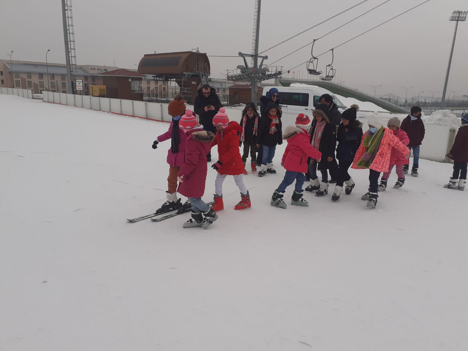 GSB Erzurum’dan çocuklara ücretsiz kayak ve buz pateni eğitimi