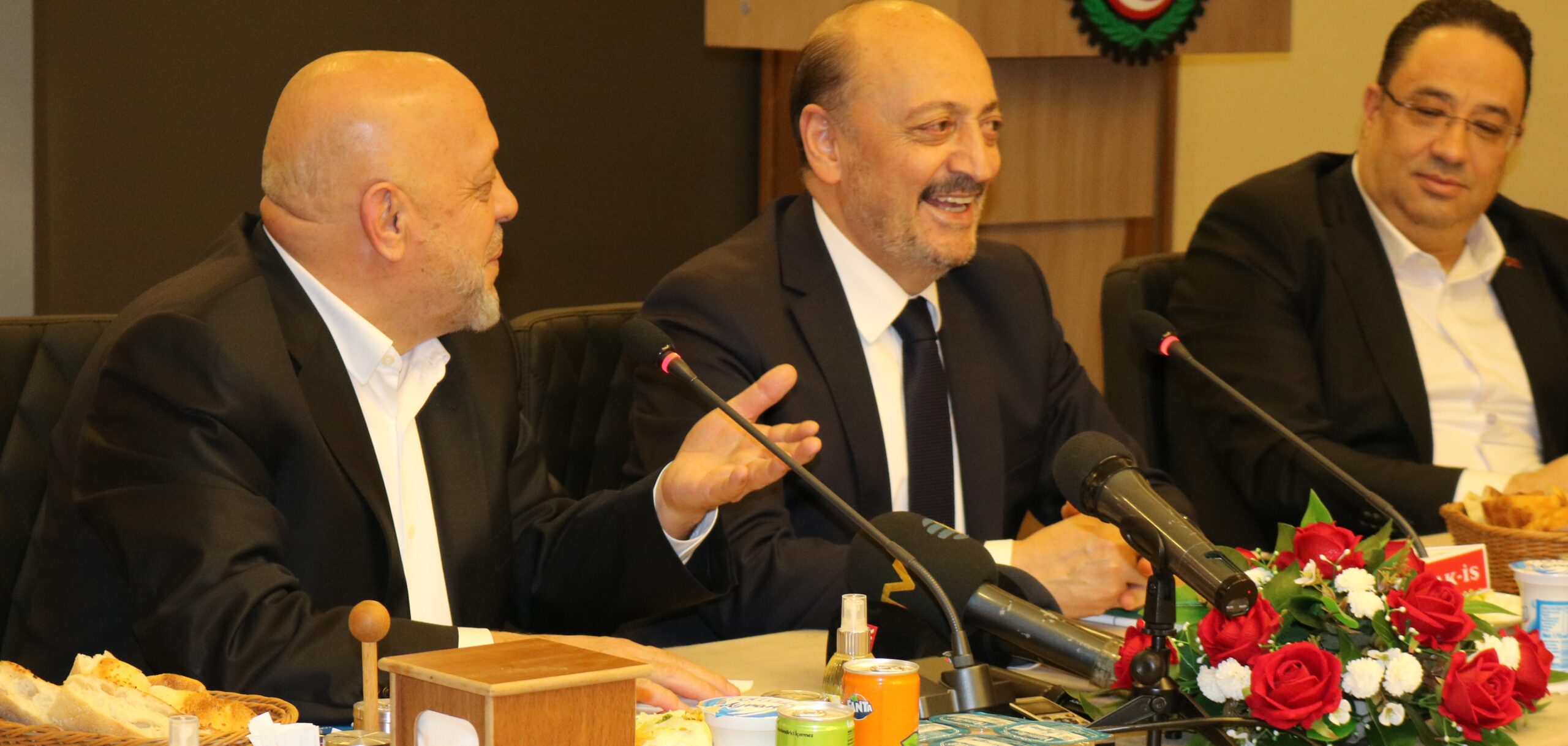 HAK-İŞ BAKAN BİLGİN İLE İFTARDA BİR ARAYA GELDİ...