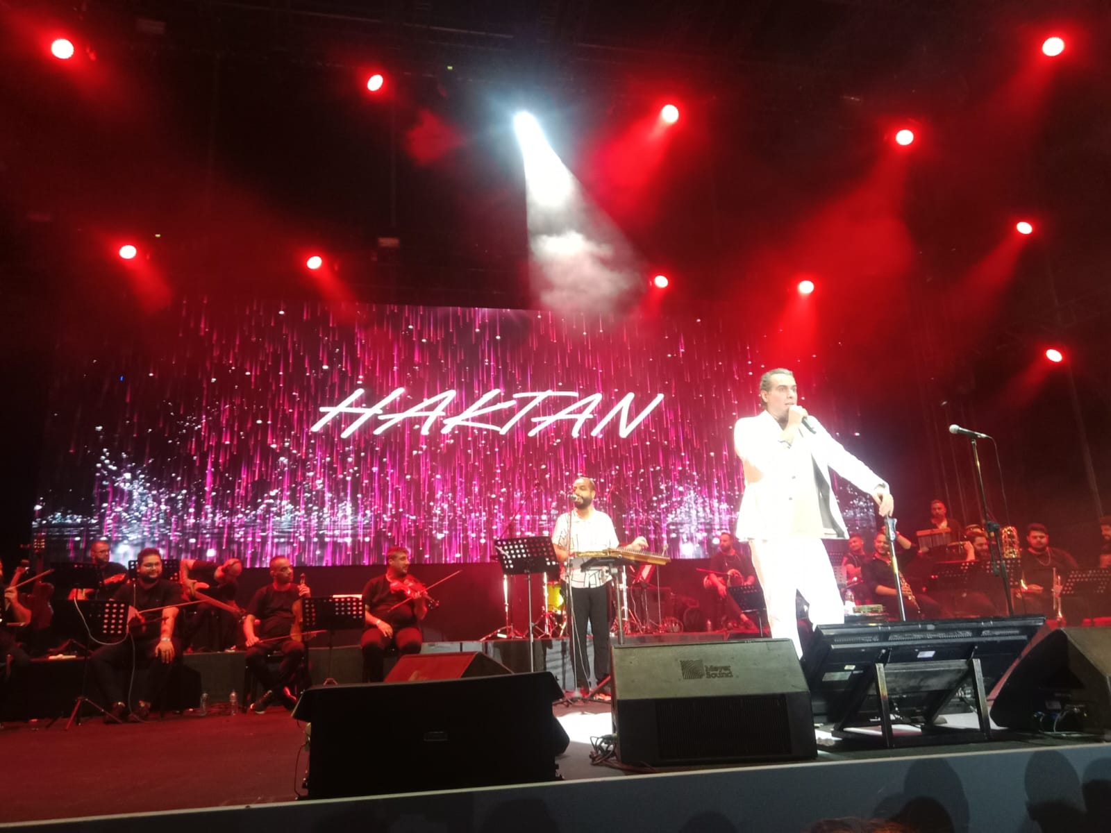 Haktan sahnede Arap Saçı ve Fesupanallah ile Erkin Koray'ı andı