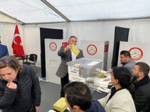 Hamburg'da Türk vatandaşları oy kullanmaya başladı